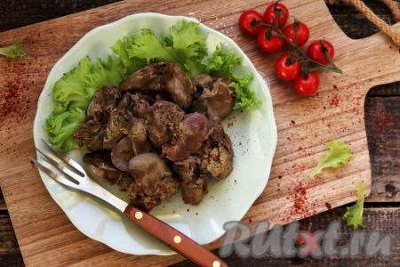 Затем вкусную, нежную куриную печень, приготовленную на пару, переложить из чаши мультиварки на тарелку и подать к столу, дополнив гарниром или свежими овощами.