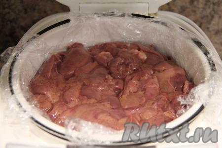 В чашу мультиварку влить примерно 1 литр воды и выставить режим "На пару". Дождаться закипания воды и установить поддон с куриной печенью.&nbsp;