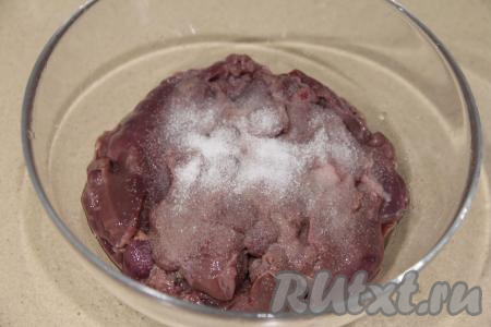 Затем переложить печень в миску, добавить соль и перемешать.