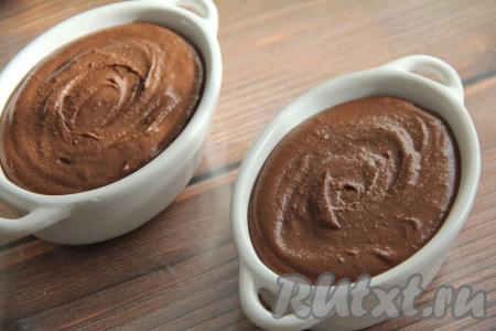 Перемешать шоколадный плавленый сыр до однородности, сразу переложить в удобную ёмкость, накрыть крышкой (у меня две керамические формы) и поставить в холодильник на ночь.&nbsp;