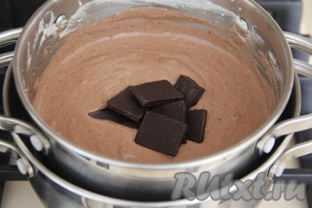 Затем добавить кусочки шоколада.&nbsp;