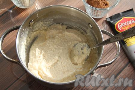 Творог, яйцо, соль и соду выложить в кастрюлю и пробить погружным блендером до получения однородной массы.