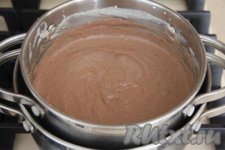 Затем в получившийся плавленый сыр из творога всыпать сахар и какао, перемешать до однородности.