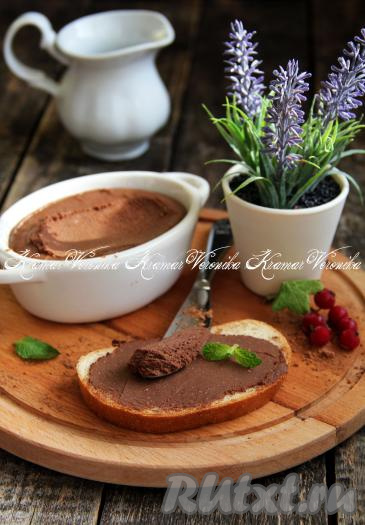 Очень вкусный, аппетитный шоколадный плавленый сыр, приготовленный из творога, намазать на булочку или крекеры и подать к столу.