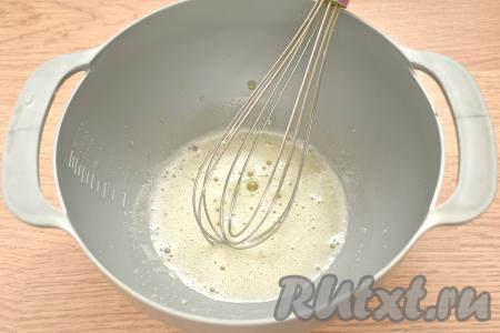 Взбиваем венчиком содержимое миски так, чтобы получилась однородная смесь, а сахар и соль растворились.