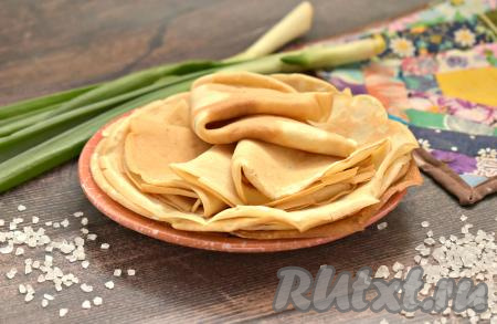 К столу блинчики подаём с пылу с жару. Блины, замешанные на пиве без добавления молока, получаются аппетитными, мягкими и очень вкусными, угощайтесь!