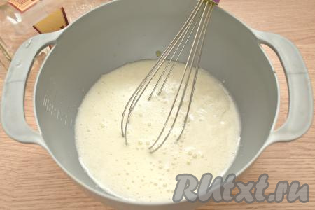 В получившуюся яичную смесь вливаем светлое пиво, которое должно быть комнатной температуры, перемешиваем.