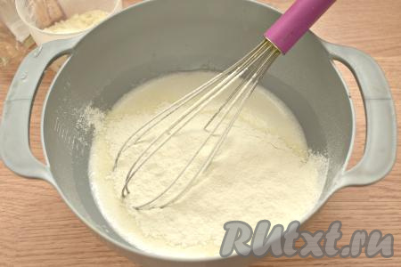 Частями (примерно в 3-4 захода) просеиваем в пивную смесь муку, каждый раз хорошо вмешивая муку в тесто с помощью венчика.