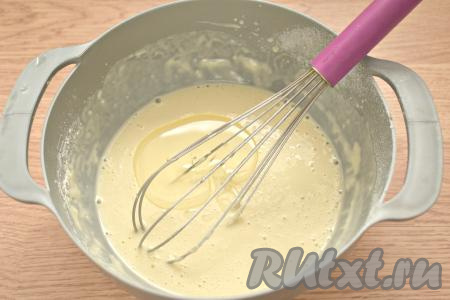 В тесто, замешанное на пиве, сразу вливаем 2 столовых ложки растительного масла, перемешиваем и оставляем тесто при комнатной температуре минут на 10.