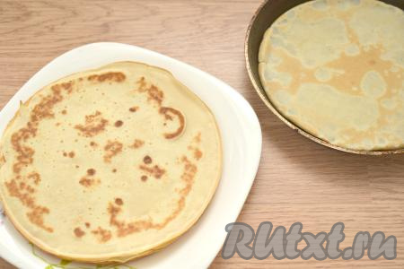 Сковороду смазываем растительным маслом, хорошо раскаливаем на достаточно сильном огне, уменьшаем огонь до среднего. Затем на сковороду&nbsp;вливаем половник блинного теста, распределяя его равномерно по дну сковороды. Жарим блинчик с двух сторон до подрумянивания, затем перекладываем со сковороды на тарелку. Периодически перемешивая тесто в миске, постепенно жарим все блины (я выпекала на сковороде диаметром 18 сантиметров, у меня получилось 9 нежных блинчиков), складывая их один на другой на тарелку. Смазывать сковородку больше не нужно, ведь масло присутствует в тесте. 