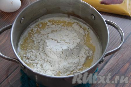 Поставить кастрюлю на огонь и довести массу до кипения, иногда помешивая. Как только масса закипит, уменьшить огонь до среднего, всыпать муку и интенсивно её перемешать лопаткой (или ложкой).