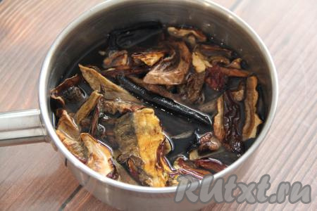 Этот салат можно приготовить и со свежими, и с замороженными, и с сушёными грибами, и с шампиньонами. Грибы хорошо промыть водой, убирая пыль и загрязнения. Если вы готовите салат со свежесобранными лесными грибами или сушёными (я готовила с сушёными белыми грибами), тогда их нужно отварить в течение 25 минут с момента закипания воды, после этого откинуть их на дуршлаг и оставить остывать. Отваренные сушёные грибы мелко нарезать (я нарезаю ножницами). Отваренные крупные лесные грибочки разрезать на несколько частей. Если вы готовите с шампиньонами, их предварительно отваривать не нужно, просто нарежьте их на средние пластины. Шампиньоны (или отваренные лесные грибы, или замороженные лесные грибы) выложить в сковороду с разогретым растительным маслом и обжарить на среднем огне, иногда помешивая, в течение 10-12 минут, затем, убрав с огня, дать грибочкам полностью остыть.