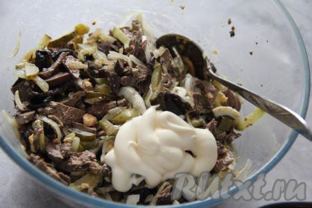 Посолить салат по вкусу (учитывая солёность огурцов) и перемешать. Заправлять это блюдо нужно непосредственно перед подачей.