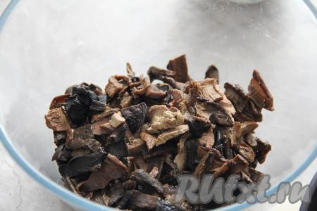 К печёнке добавить грибы.