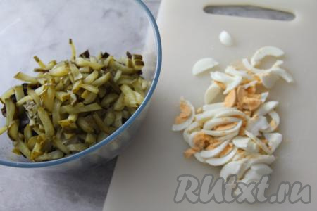 Яйца и солёные огурцы нарезать на небольшие брусочки и добавить в салат из куриной печени, лука и грибов.