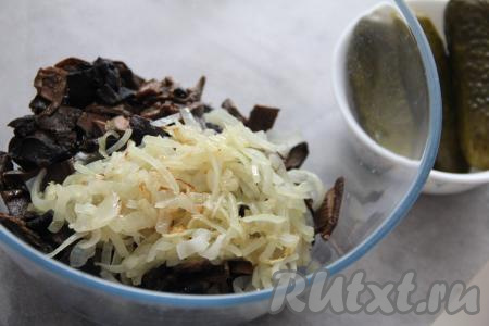 Сюда же выложить жареный лук.