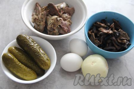 Куриную печень промыть водой, а затем отварить в подсоленной воде в течение 10 минут с момента закипания (готовность печени можно проверить, разрезав её ножом, если на разрезе отсутствуют примеси крови, значит печёнка готова). Затем переложить в дуршлаг, чтобы печёночка немного обсохла и остыла. Лук почистить. Отварить яйца в течение 9-10 минут после закипания воды, а затем остудить их и очистить.