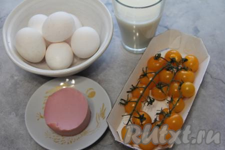 Подготовить продукты для приготовления омлета с колбасой и помидорами в мультиварке. Помидоры вымыть, обсушить.