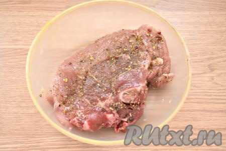 Получившейся смесью из масла и специй хорошо натираем свинину на кости со всех сторон. Затем кладём свинину в миску, накрываем крышкой&nbsp; (или пищевой плёнкой) и оставляем мариноваться на 1 час. 