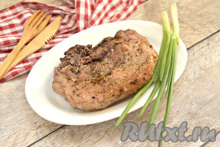 Мягкую, вкусную, сочную свинину на кости достаём из духовки, перекладываем с фольги на тарелку и подаём к столу с овощами, гарниром или зеленью.
