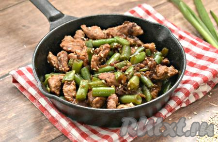 И свинина, приготовленная в соевом соусе, и стручковая фасоль, получаются очень аппетитными,&nbsp; вкусными и сочными, к столу подаём в горячем виде, дополнив, по желанию, гарниром.