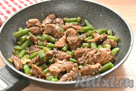 Перемешиваем, прогреваем на небольшом огне 2-3 минуты, за это время 1-2 раза аккуратно перемешиваем.