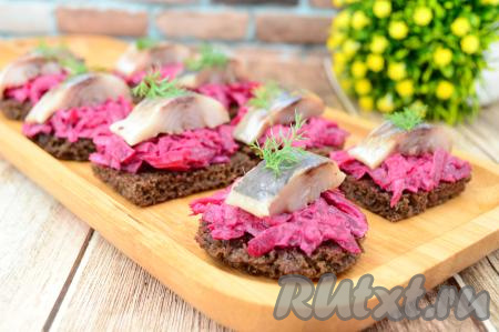 Бутерброды с селёдкой и свеклой на чёрном хлебе
