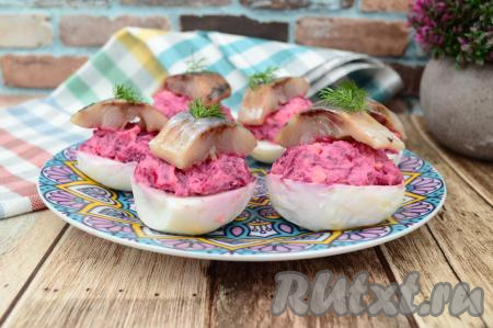 Аппетитные, очень вкусные яйца, фаршированные свеклой и сельдью, украсить, по желанию, зеленью (у меня - веточки укропа) и можно сразу подавать к повседневному или праздничному столу. Отличная закуска, попробуйте!