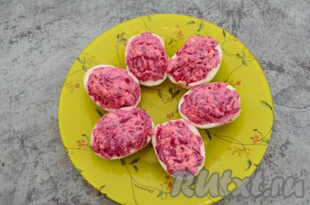 Горкой выложить свекольную массу в половинки яичных белков.