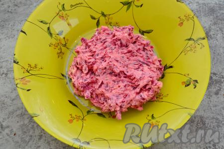 Подсолить по вкусу и перемешать свекольную массу до однородности.