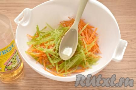 К овощам вливаем уксус и растительное масло.