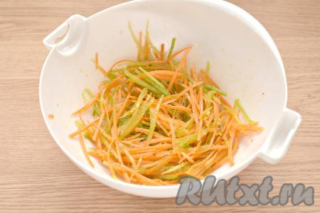 Перемешиваем ингредиенты. Предпочтительнее делать это руками, надев одноразовые перчатки. Во время перемешивания стараемся мять морковку с редькой.