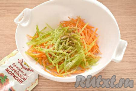 Затем морковку с зелёной редькой перекладываем в достаточно объёмную миску, посыпаем солью, сахаром, готовой приправой для корейской моркови (кстати, такую приправу можно собрать самостоятельно, включив в её состав молотый кориандр, красный жгучий и чёрный молотые перцы, паприку).