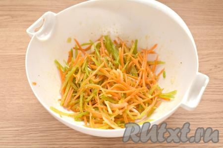 Снова хорошо перемешиваем и даём салату настояться 15-20 минут.