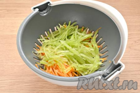 Редьку натираем на той же тёрке (или нарезаем тонкой соломкой).