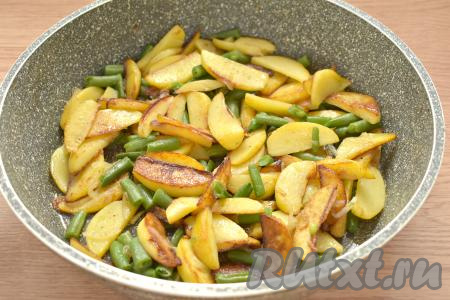 Сковороду накрываем крышкой и томим картошку со стручковой фасолью 5-7 минут. Картофель должен стать мягким.