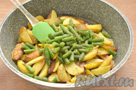 Содержимое сковороды солим, перчим, можно добавить свои любимые специи или приправы, перемешиваем.