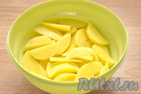 Очищаем картошку и лук, ополаскиваем овощи холодной водой. Нарезаем картофель на небольшие ломтики.