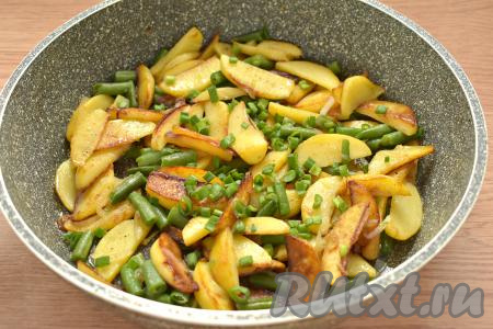 Готовое блюдо перед подачей на стол, по желанию, посыпаем мелко нарезанной зеленью (я взяла зелёный лук).