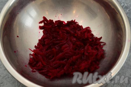 Свеклу натереть на крупной (или средней) тёрке в глубокую миску.