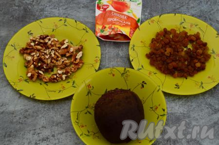 Подготовить продукты для приготовления салата "Королевский". Свеклу вымыть и отварить в кожуре в течение 50-60 минут с момента закипания воды (готовый корнеплод будет легко прокалываться вилкой), после этого достать из воды, оставить остывать. Грецкие орехи очистить от скорлупы, при желании, их можно подсушить, помешивая, на сухой сковороде (я не стала их подсушивать).