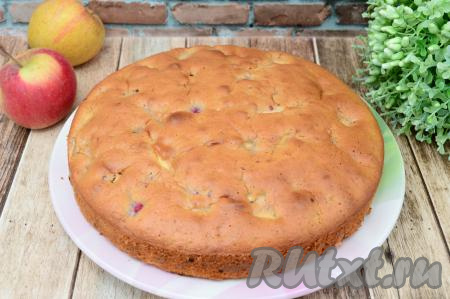 Готовую шарлотку достать из духовки, дать немного остыть, а после этого аккуратно переложить на решётку и оставить остывать.