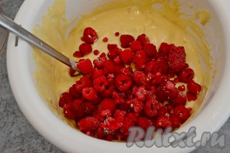 Затем добавить свежую (или замороженную) малину.