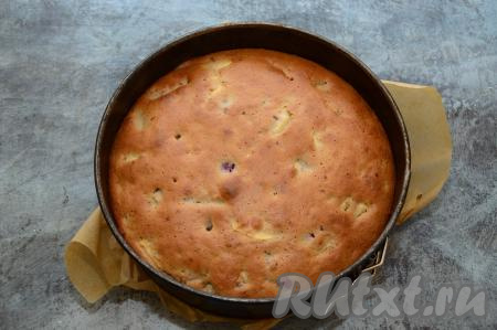 Готовность шарлотки можно определить, проколов её сухой деревянной лучиной (если лучина выходит сухой из теста, значит наша выпечка готова).