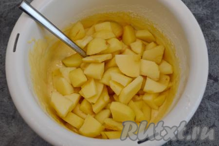 Яблоки, очищенные от кожуры и семечек, нарезать на небольшие кусочки (очень крупно или очень мелко нарезать не нужно), добавить в тесто, вмешать с помощью столовой ложки (или лопатки).