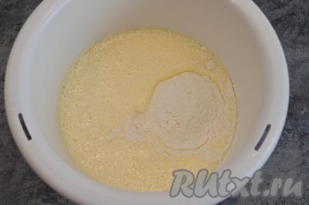 Яичная смесь в процессе взбивания побелеет, немного увеличится в объёме. Во взбитую яичную смесь всыпать разрыхлитель и начать частями добавлять просеянную муку, тщательно и аккуратно движениями снизу-вверх вмешивая её в тесто с помощью столовой ложки (или лопатки). В зависимости от размера яиц, муки может потребоваться немного больше или меньше, чем указано в ингредиентах. Главное - ориентироваться на густоту бисквитного теста.
