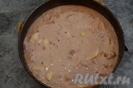 Перемешать тесто до однородности. Дно разъёмной формы (я взяла форму диаметром 23 сантиметра) застелить пергаментом, затем вылить тесто, разровнять и отправить в заранее прогретую духовку. Выпекать шарлотку с яблоками и малиной минут 45-50 при температуре 180 градусов.