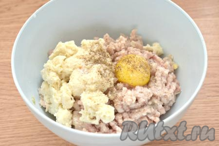 По истечении 3-5 минут отжимаем хлебный мякиш от молока и добавляем к фаршу. Сюда же разбиваем яйцо, по вкусу солим и перчим.