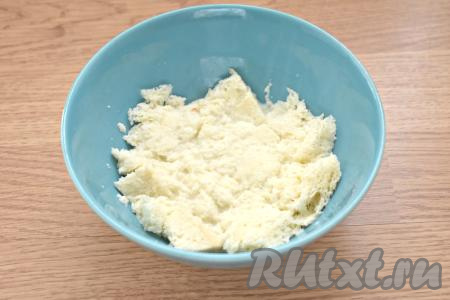 С ломтиков батона срезаем корочки. Кусочки батона без корочек перекладываем в небольшую миску, заливаем молоком так, чтобы батон был полностью в молоке и оставляем на 3-5 минут.