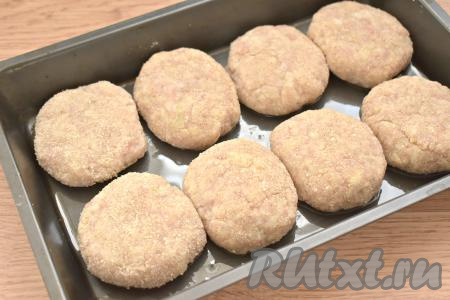 Форму для запекания смазываем растительным маслом. Выкладываем котлеты из свинины в форму.